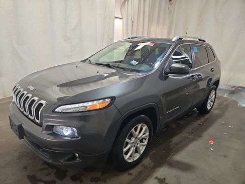 Used 2017 Jeep Cherokee Latitude w/ Cold Weather Group FWD image 2