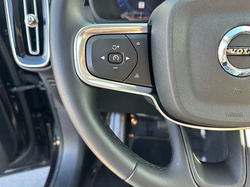Used 2024 Volvo XC40 B5 Plus AWD/4WD image 4