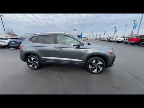 Used 2024 Volkswagen Taos SE image 9