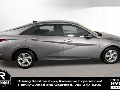 Used 2023 Hyundai Elantra SE w/ Preferred Accessory Package image 2