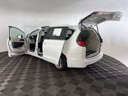 Used 2024 Chrysler Pacifica Touring-L image 20