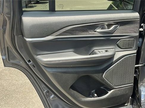 Used 2022 Jeep Grand Cherokee Limited image 19