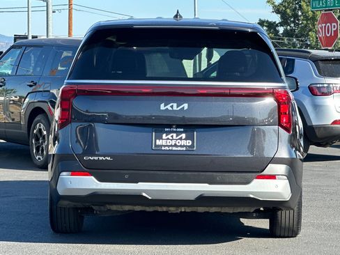 Used 2025 Kia Carnival FWD image 5