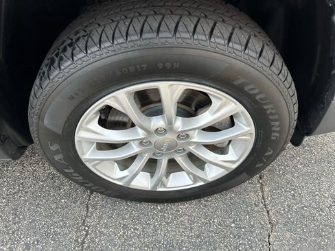 Used 2019 Jeep Cherokee Latitude w/ Popular Appearance Group image 9