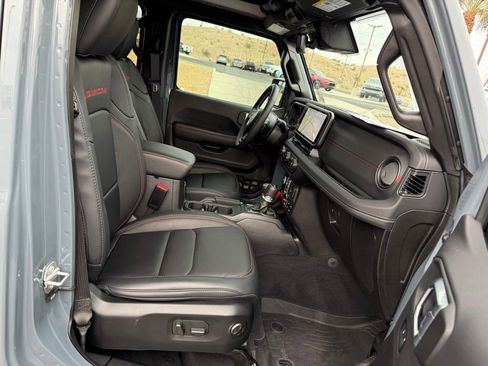 Used 2025 Jeep Wrangler Unlimited Rubicon image 13