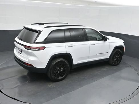 Used 2025 Jeep Grand Cherokee Altitude AWD/4WD image 31