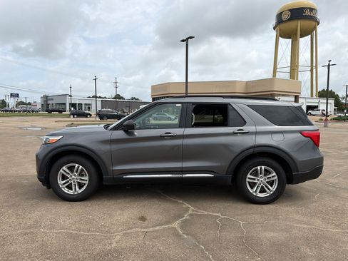 Used 2023 Ford Explorer XLT w/ Equipment Group 202A RWD image 2