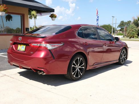 Used 2018 Toyota Camry SE FWD image 5