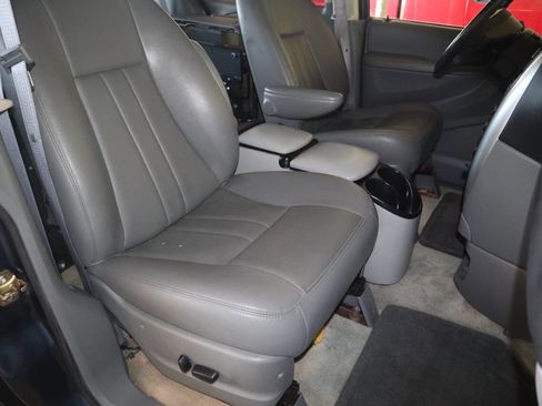Used 2007 Chrysler Town & Country Touring w/ Leather Interior Group image 8