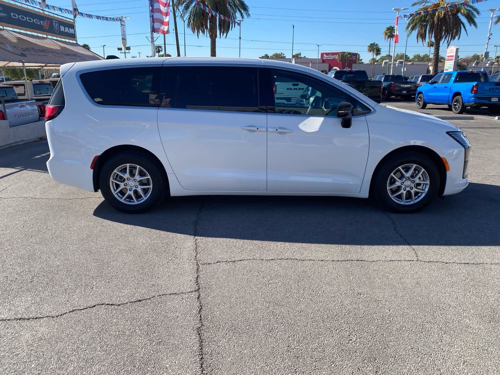 Used 2027 Chrysler Pacifica Select w/ Family Tech Group FWD image 4