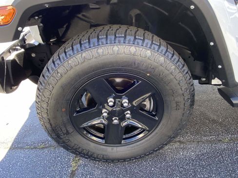 Used 2021 Jeep Gladiator Sport image 25