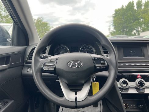 Used 2019 Hyundai Elantra SE w/ Cargo Package FWD image 16
