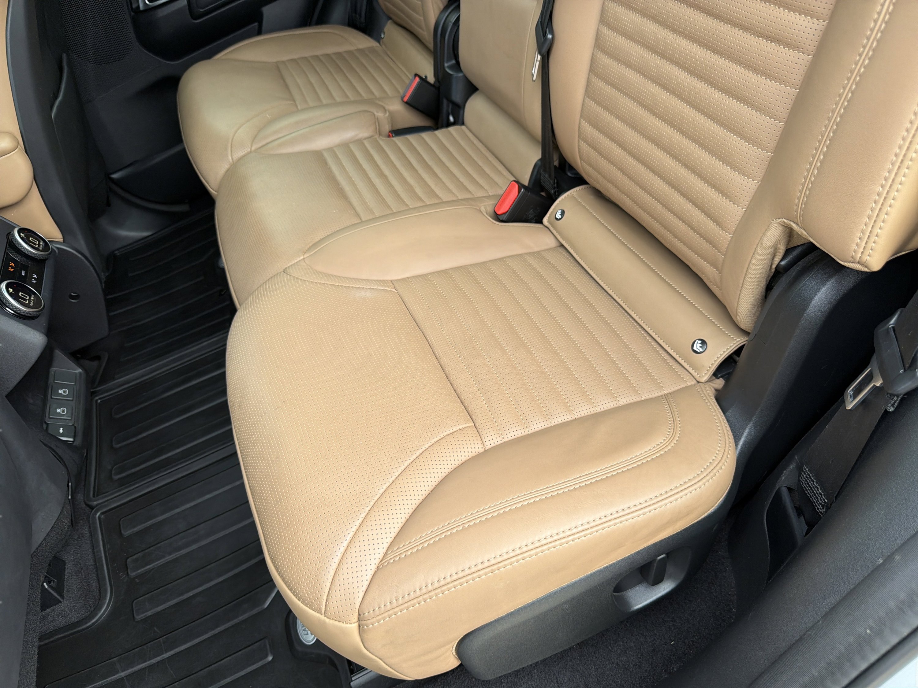 Used 2023 Land Rover Discovery Metropolitan Edition AWD/4WD image 19