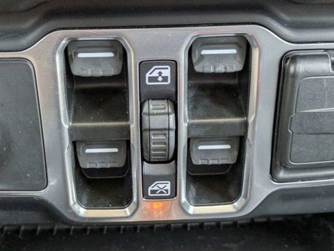 Used 2024 Jeep Wrangler Unlimited AWD/4WD image 23
