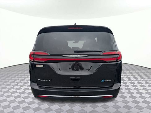 Used 2024 Chrysler Pacifica Select image 4