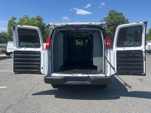 Used 2017 Chevrolet Express 2500 RWD image 24
