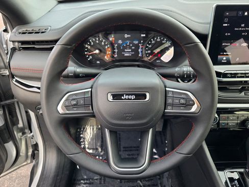 Used 2025 Jeep Compass Trailhawk image 32