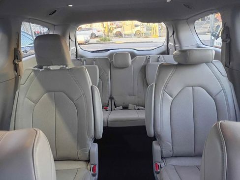 Used 2021 Chrysler Voyager Lxi image 8