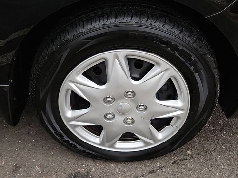 Used 2014 Nissan Versa SV image 8