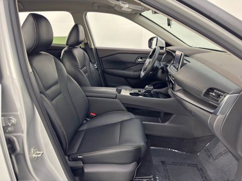 Used 2023 Nissan Rogue SV image 14