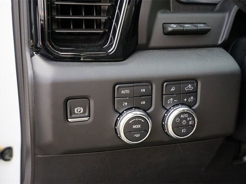 Used 2025 GMC Sierra 2500 AT4X image 16