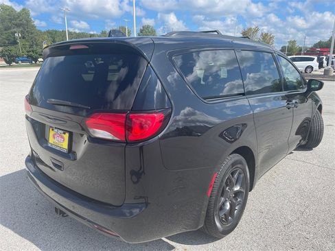 Used 2019 Chrysler Pacifica Touring-L Plus image 6