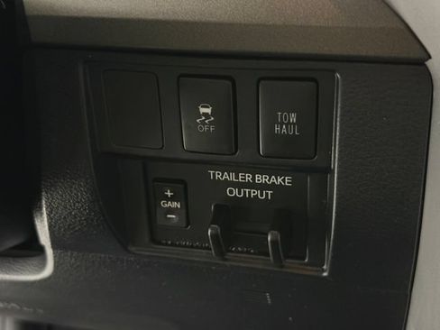 Used 2018 Toyota Tundra SR5 w/ SR5 Upgrade Package RWD image 15