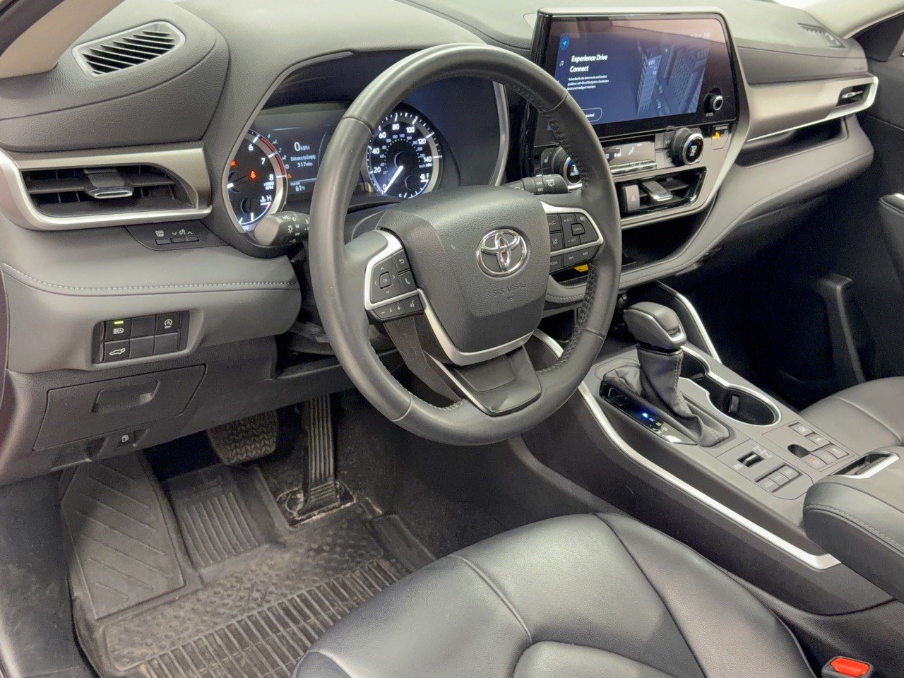 Used 2023 Toyota Highlander XLE AWD/4WD image 4