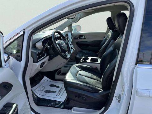 Used 2020 Chrysler Pacifica Touring-L Plus FWD image 9