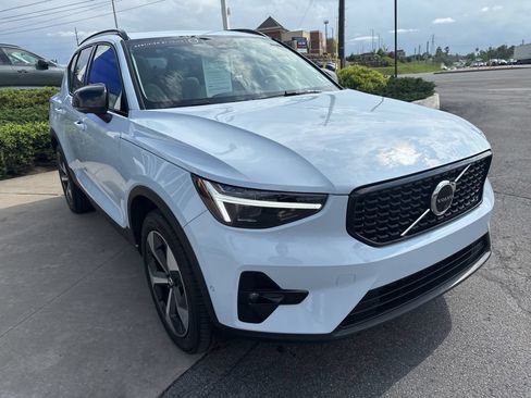 Certified 2026 Volvo XC40 B5 Plus AWD/4WD image 4