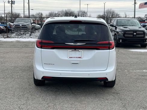 New 2026 Chrysler Pacifica Select image 4