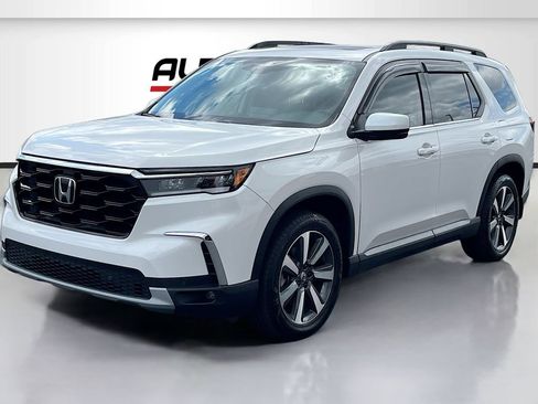 Used 2025 Honda Pilot Touring image 3