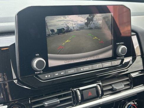Used 2025 Nissan Pathfinder SV FWD image 29