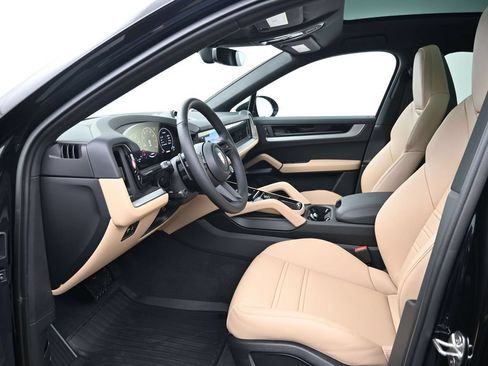 Certified 2026 Porsche Cayenne Coupe AWD/4WD image 4