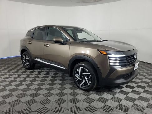 Used 2025 Nissan Kicks SV FWD image 2