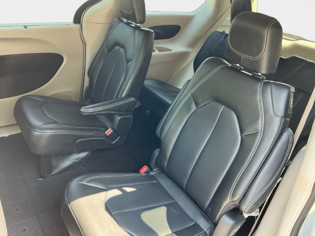 Used 2023 Chrysler Pacifica Touring-L FWD image 15
