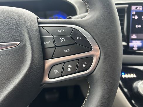 Used 2024 Chrysler Pacifica Touring-L image 10