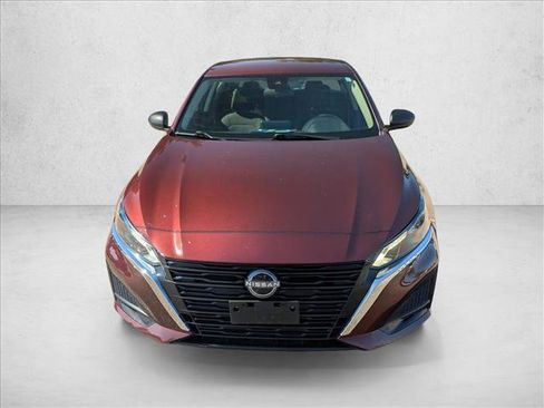 Used 2025 Nissan Altima 2.5 SV FWD image 2
