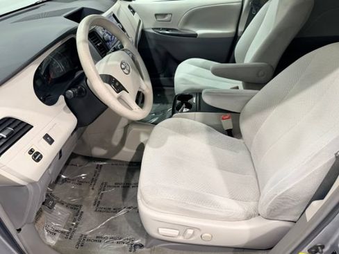 Used 2012 Toyota Sienna LE w/ Towing Pkg FWD image 28