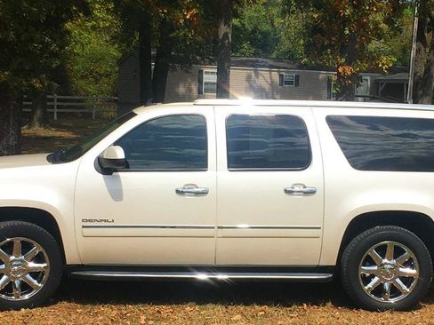 Used 2012 GMC Yukon XL Denali RWD image 3