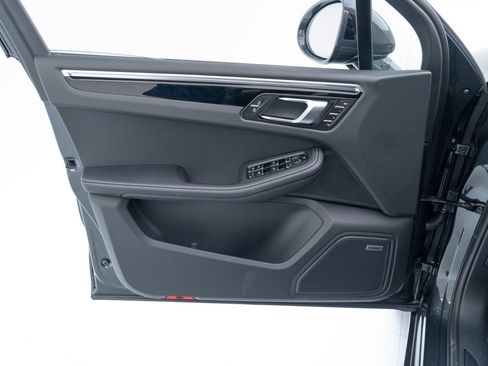 Certified 2025 Porsche Macan AWD/4WD image 22