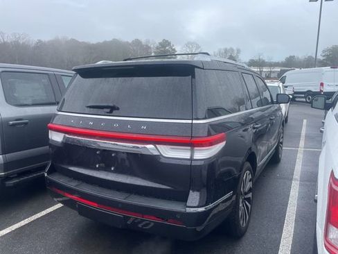 Used 2022 Lincoln Navigator Reserve image 3