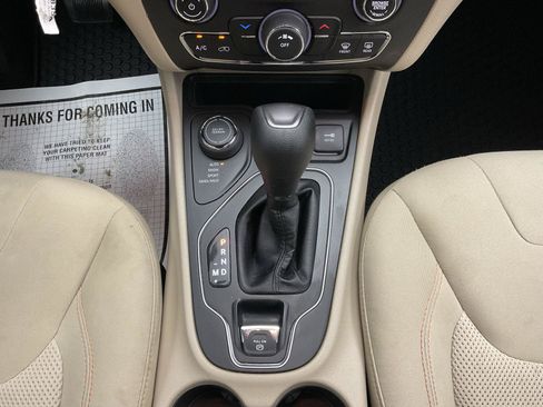 Used 2019 Jeep Cherokee Latitude w/ Cold Weather Group AWD/4WD image 17