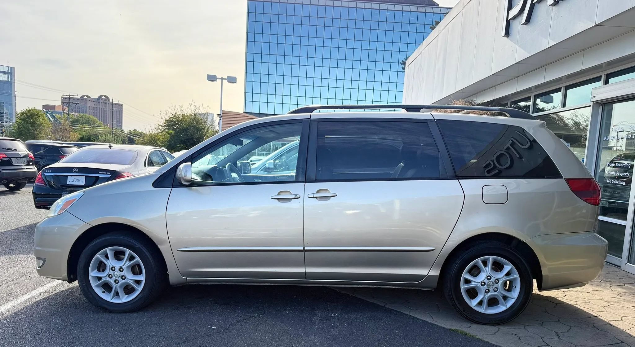 Used 2004 Toyota Sienna XLE w/ XLE Pkg 12 FWD image 4