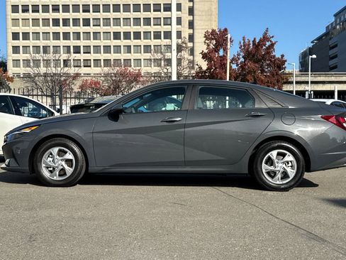 Used 2023 Hyundai Elantra SE image 7