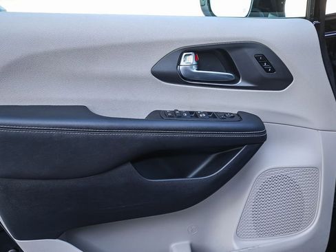 Certified 2024 Chrysler Pacifica Touring-L image 22