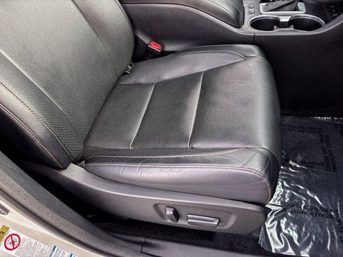 Used 2014 Toyota Highlander Limited image 39