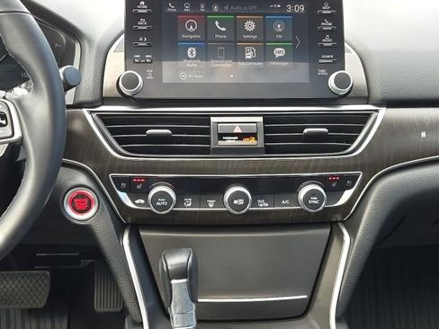Used 2018 Honda Accord Touring image 3