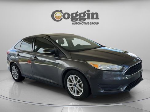 Used 2017 Ford Focus SE FWD image 7