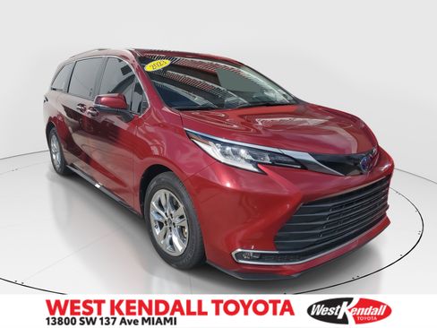 Used 2023 Toyota Sienna Limited image 1